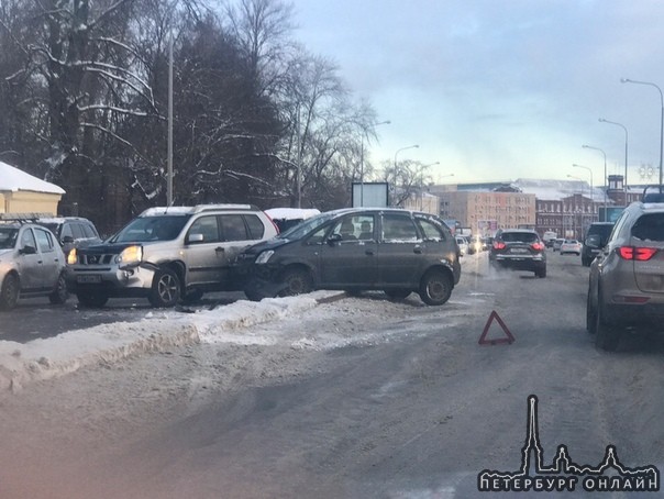 Опель подбил Нисан, а Нисан задел Газель на Свердловской набережной 4.