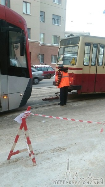 На Котовского 13 буксирует трамвай, создали пробочку