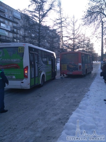 На Замшиной от Бестужевской в сторону Блюхера, ДТП на остановке. Маршрутки перекрыли движение.