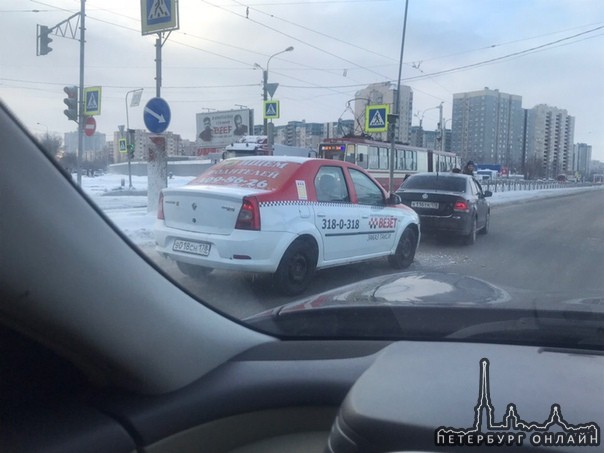 Таксист поворачивал вторым рядом с Жукова на Казакова и не ожидал, что водитель ФВ будет пропускать ...