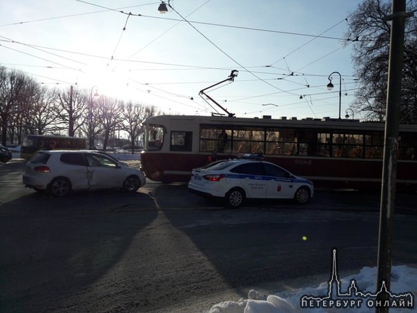 На Кронверском у Куйбышева трамвай сошел с рельсов и помял, легковушку. Службы на месте.