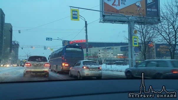 На Салова, перед Бухарестской, у Лукойла, Лачетти догнал автобус, средний ряд. Стражей не видать, пр...