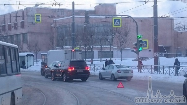 ДТП на перекрестке Литовской и Лесного. Трамваи стоят.