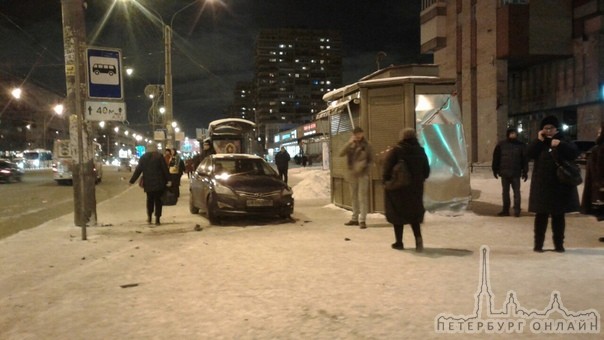 Hyundai столкнулся с маршруткой на перекрестке Ленинского проспекта и Зины Портновой.