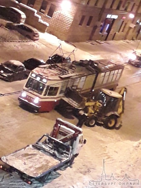На Смолячкова убрали снег в трамвай