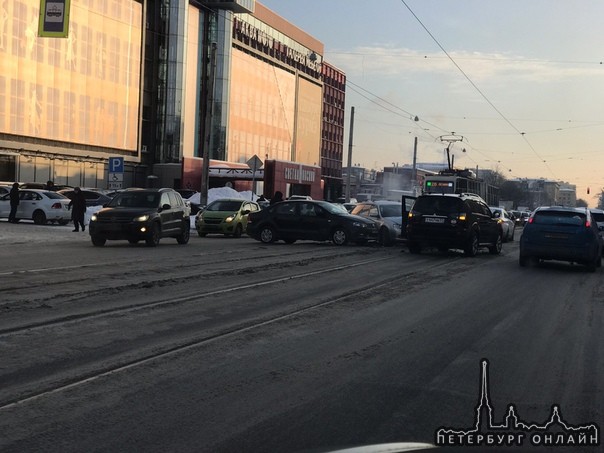 Напротив Светлановского ТЦ. Разложились хорошо. Мешают проехать в сторону Озерков. Трамваи встали в ...