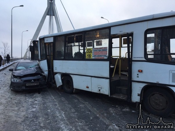 В общей сложности в ДТП на мосту Александровской фермы пострадало 8-9 машин.