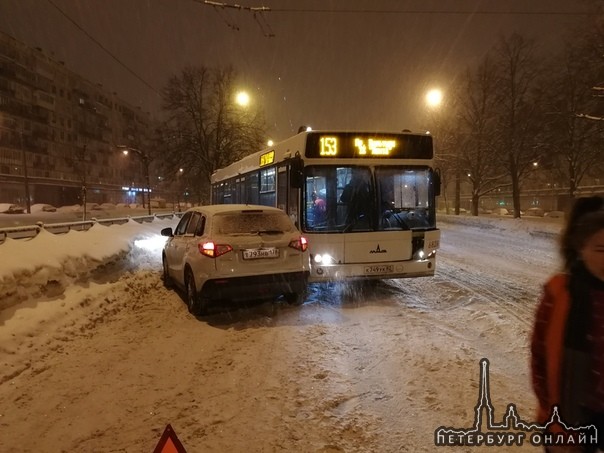На Гражданском 82 в сторону Науки столкнулись автобус и Витара. Как так хз. Автобусы и машины по вст...