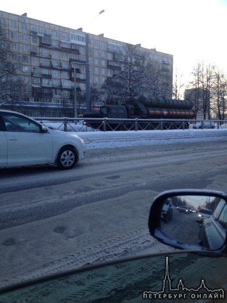 11:33 по Пискаревскому в сторону севера движется военная колонна. Прилегающие дороги закрыты.