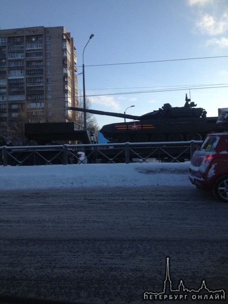 11:33 по Пискаревскому в сторону севера движется военная колонна. Прилегающие дороги закрыты.