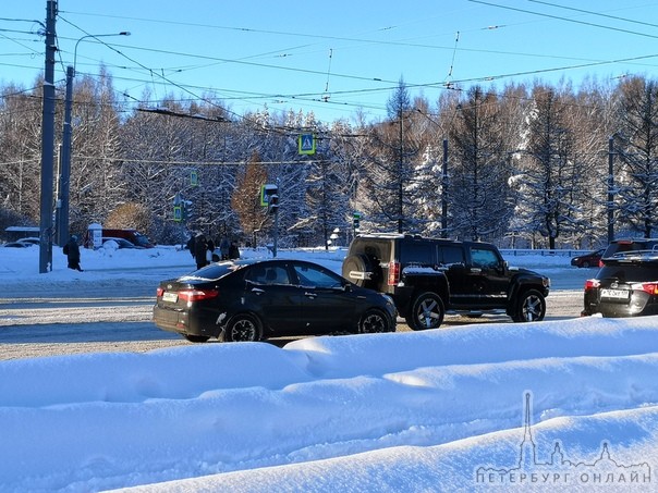 На Тихорецком, перед Светлановским в сторону Северного, Киа чмокнула Hummer а ДПС нет.