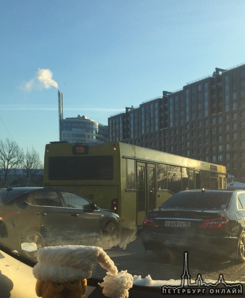 На Пискаревском напротив БЦ Бенуа легковая затормозила об автобус