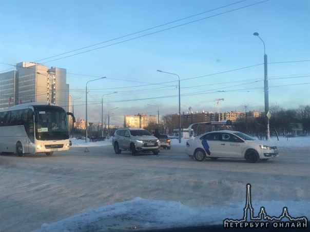 Митцу и Мерс не разъехались на злосчастном пересечении Жукова и дублера Петергофского шоссе