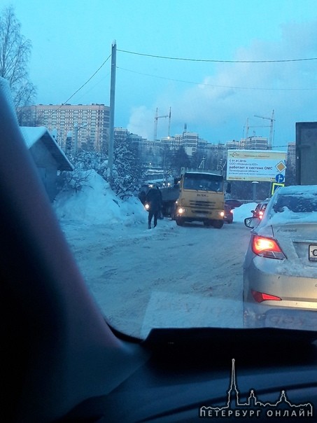 В Мурине на Шоссе в Лаврики как обычно каток. Фура не может забраться в горку так еще и на встречке ...