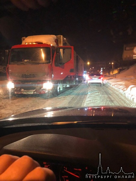 На Полюстровском от пересечения с Политехнической в сторону Европолиса грузовик с прицепом не может ...