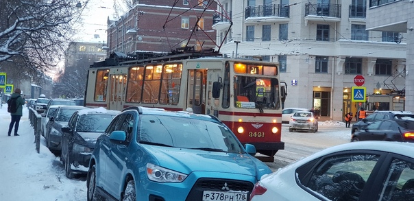 Трамвай на перекрестке Чапаева и Мира решил дать угла
