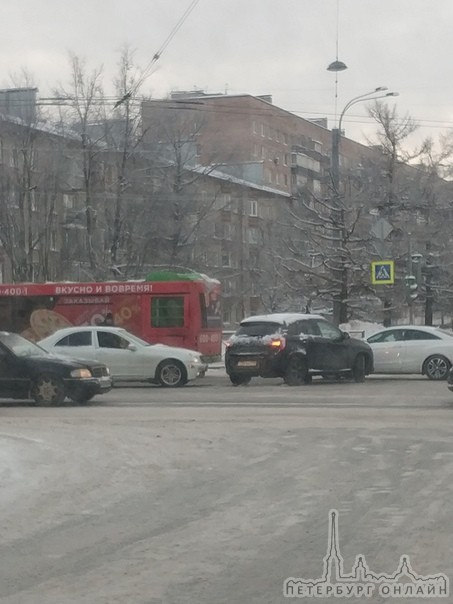 На пересечении Благодатной и Новоизмайловского проспекта Mercedes поцеловал Ситроен