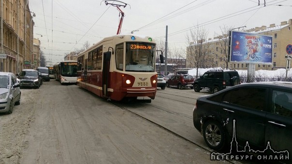 Встретились два одиночества на Кондратьевском,30 . Проезд только по встречке. Трамваи и автобусы вст...