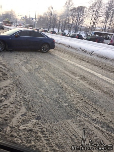 . Дрифтер на Audi перекрыл полностью движение по Лесному проспекту в сторону Кантемировской улицы, о...