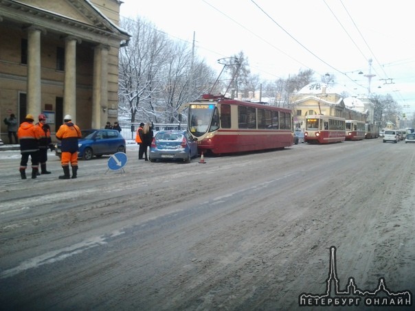 Девушка на Hyundai решила испытать трамвай на прочность на улице Академика Лебедева, трамвай не смог е...