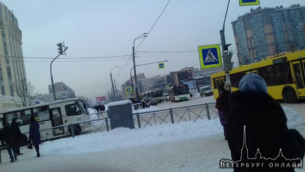 Сломался автобус на проспекте Просвещения в сторону м. Гражданский проспект, за перекрестком с улице...