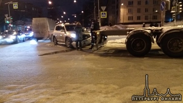 На повороте с Автовской на Краснопутиловскую полуприцепом оторвало бампер Тойоте РАВ4 с женщиной за ...