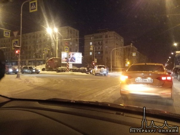 На повороте с Автовской на Краснопутиловскую полуприцепом оторвало бампер Тойоте РАВ4 с женщиной за ...