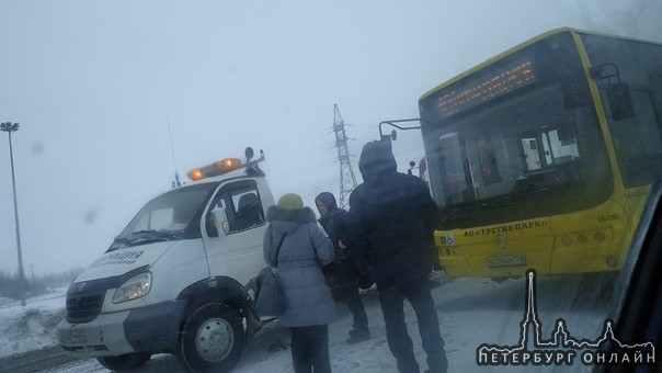 Съезд с дамбы на Приморское шоссе, пробки нет, реанимация и пожарка стоит. Автобус и эвакуатор.