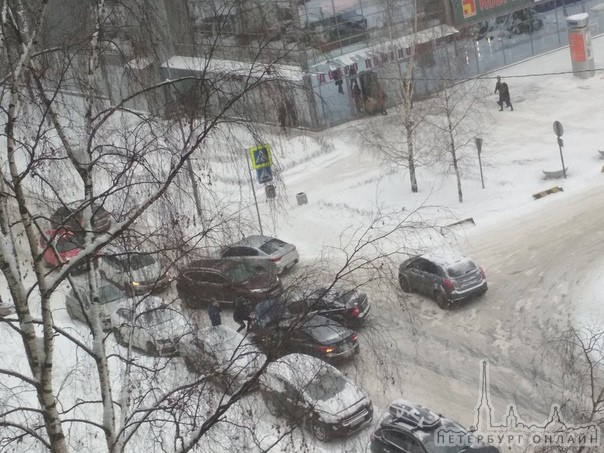 Авария на ул. Шостаковича, собирается автомобильная пробка.