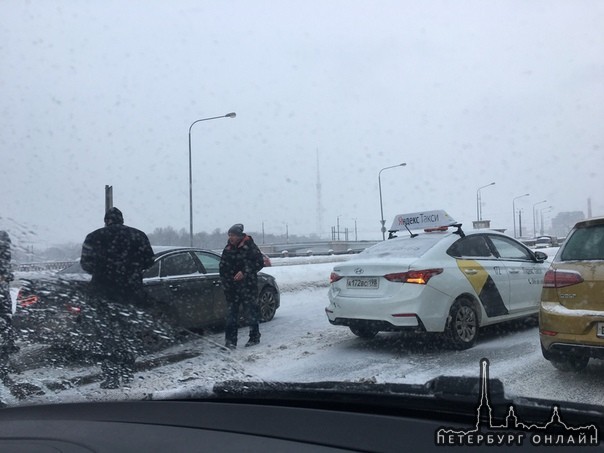 Audi с дипномерами попала в ДТП на Пироговской набережной, перед улицей Фокина