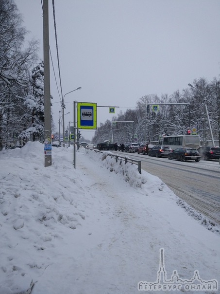 Очень громкий удар был, будто рядом петарда взорвалась в Сертолово на перекрестке с улицей Ларина.