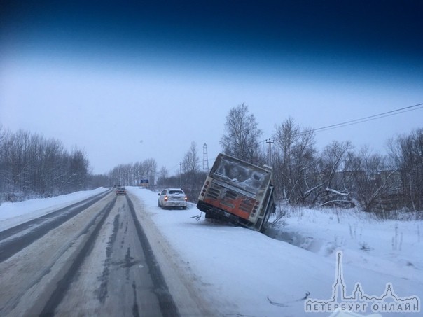 На Пушкинском шоссе, перед Красным Селом, автобус в кювете