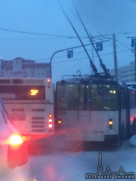 Троллейбус прижался к автобусу на Ленинском, перед Стачек,