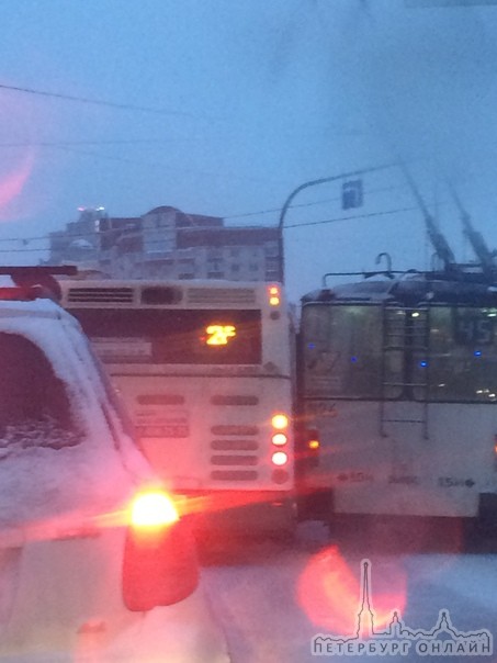 Троллейбус прижался к автобусу на Ленинском, перед Стачек,