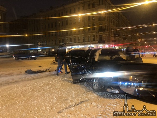 Суворовский только что, серый эвок влетел в чёрную машину. Ехал уже на красный.