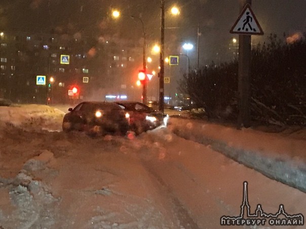 Перекрыли Туполевскую улицу у Метро, автобус в засаде