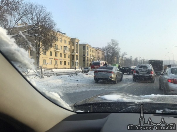 Девушка на Поло собрала забор на Приморском перед Ушаковской развязкой