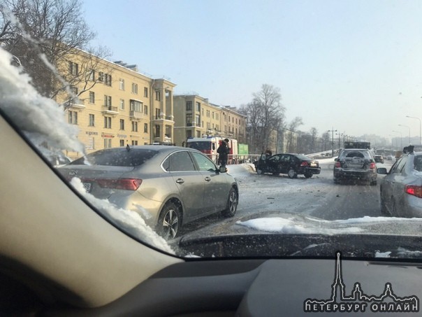 Девушка на Поло собрала забор на Приморском перед Ушаковской развязкой