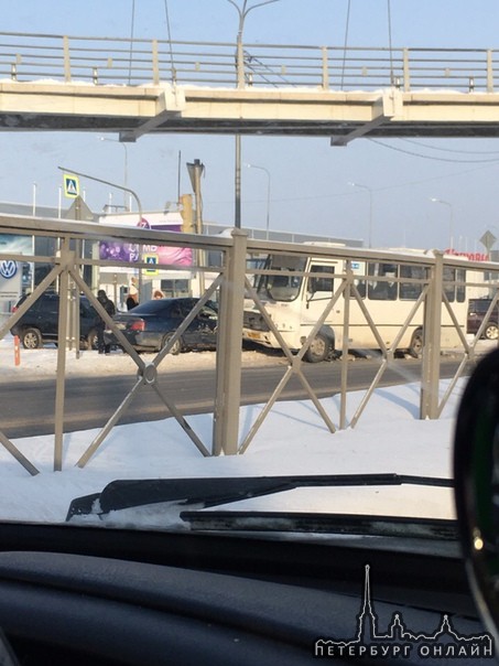 На Таллинском шоссе у Ленты в 12.35 произошло дтп. Водитель женщина жива, но зажата с двух сторон, с...