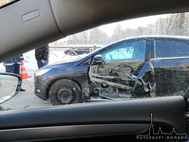 На Гражданском проспекте, в напротив дома 7, Renault атаковал Ford. Проезд затруднён, ГАИ на месте