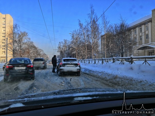 На Гражданском проспекте, в напротив дома 7, Renault атаковал Ford. Проезд затруднён, ГАИ на месте