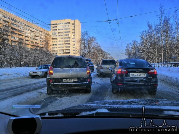 На Гражданском проспекте, в напротив дома 7, Renault атаковал Ford. Проезд затруднён, ГАИ на месте