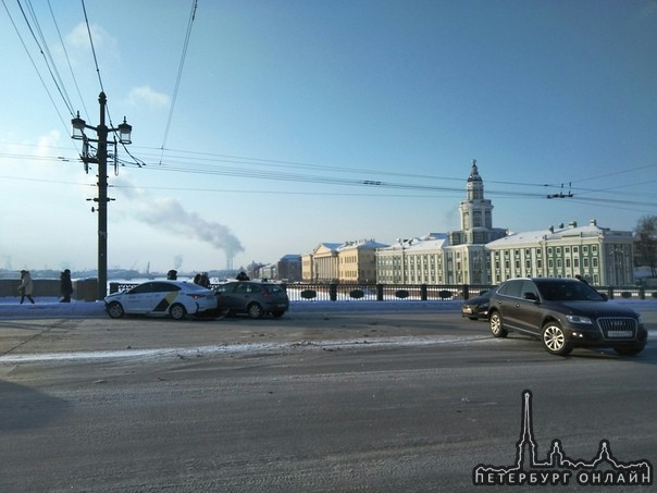 На Дворцовом мосту, такси прилетело в Audi,а потом на встречку в Ситроен