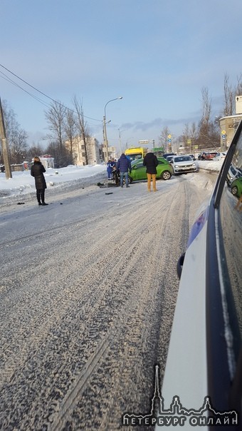 Авария на Митрофане, реанимация и скорая на месте. Проехать можно с трудом.