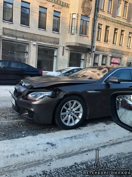 На Среднем ВО 42, BMW 6 догнала Ладу. Движение от метро Василеостровская парализовано