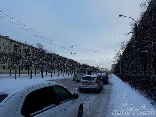 Маршрутка и Renault притёрлись на Новочеркасском пр., перед Рижской улицей. Объезд остался только по тр...