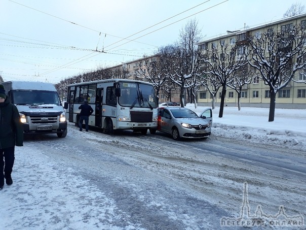 Маршрутка и Renault притёрлись на Новочеркасском пр., перед Рижской улицей. Объезд остался только по тр...