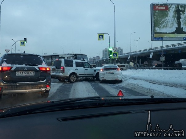 Съезд с Дунайского путепровода к Витебскому перекрыт.