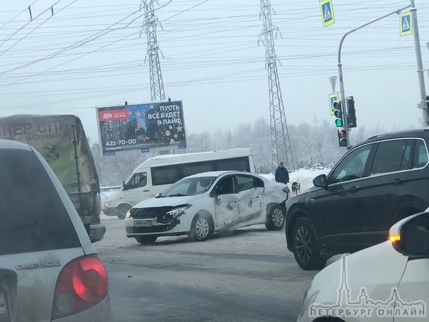 ДТП на пересечении Передовиков и Косыгина, скорая, реанимация, пожарные на месте