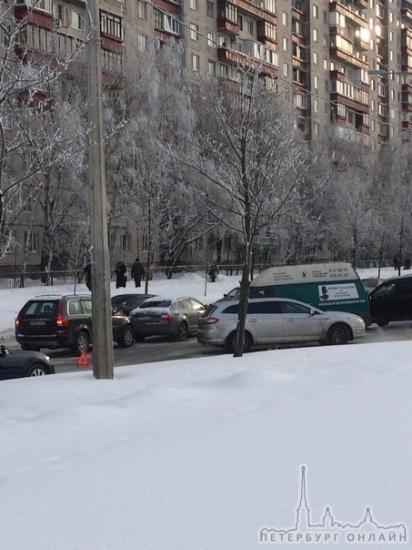Микроавтобус выезжал с парковки на Малую Балканскую и не заметил Ford слева, проезда теперь нет